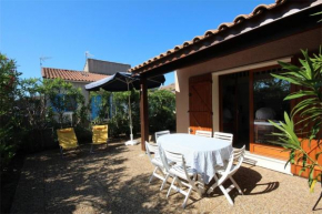 Belle villa d'angle, cuisine séjour climatisé, 5 couchages, belle terrasse ombragée, parking dans résidence sécurisée piscine commune à 400m de la mer LRJP23